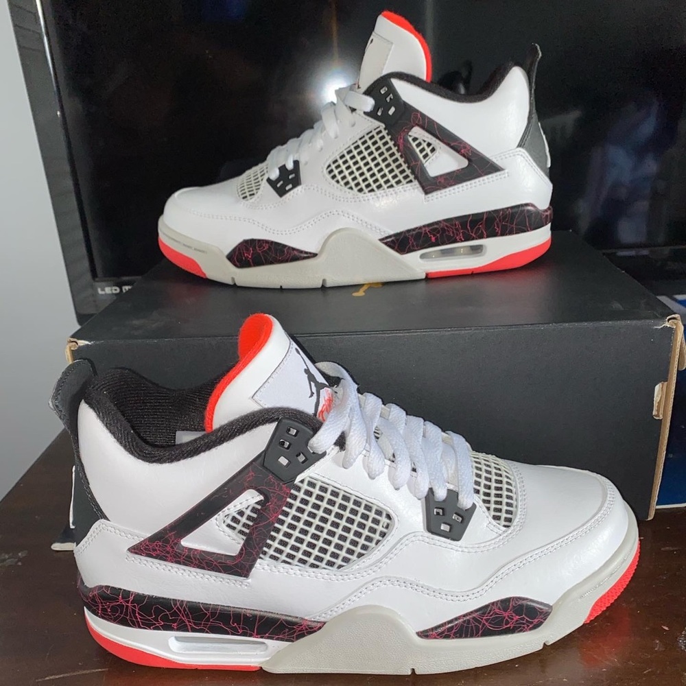 Jordan 4 pale citron( size 6 and 7 Y available )